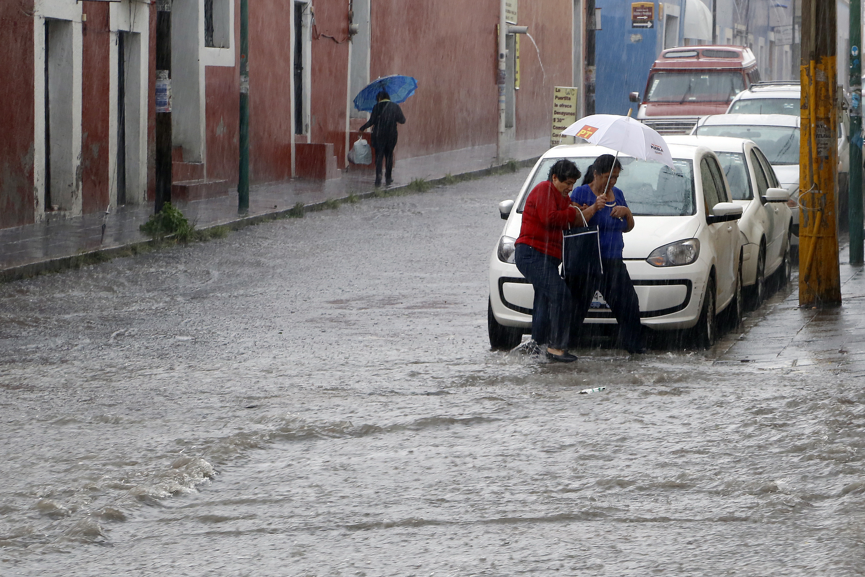 Ambiente templado y lluvias por la tarde hoy en Puebla