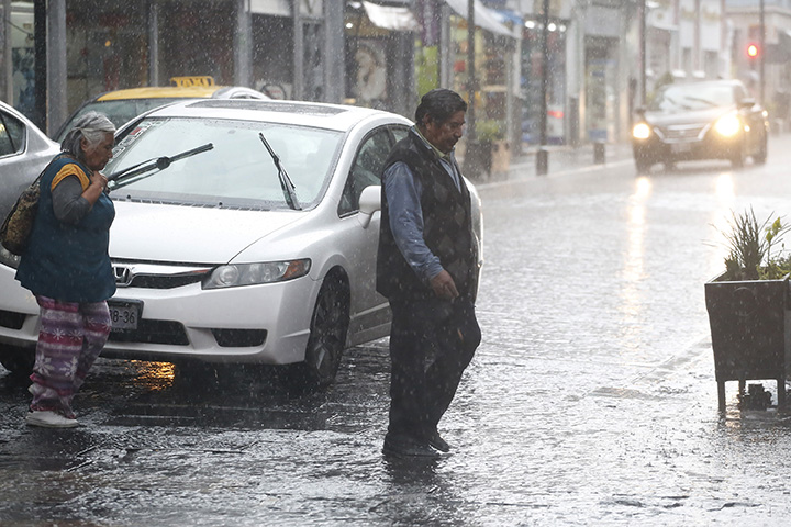 Para este inicio de semana, se prevé ambiente caluroso y lluvias
