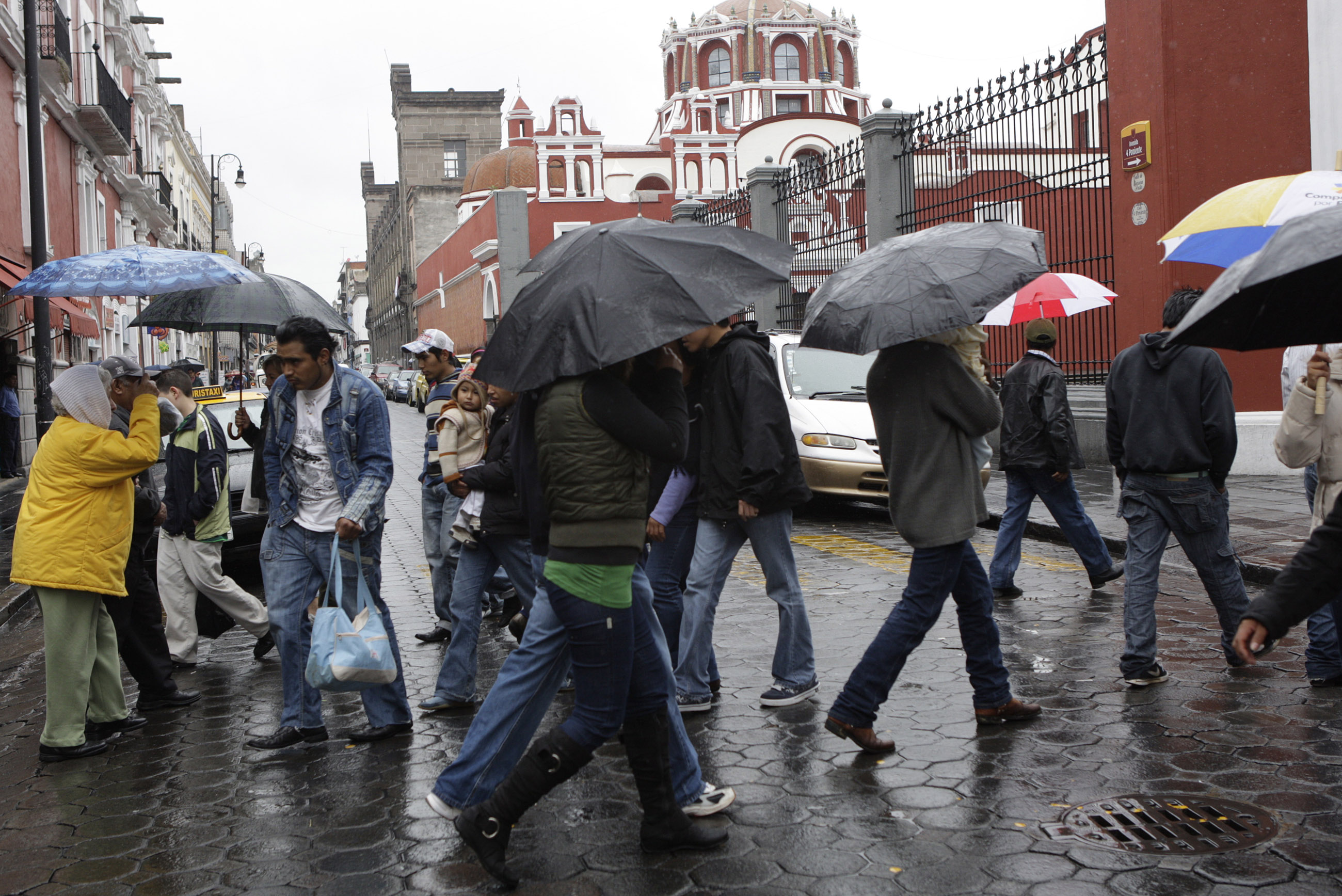 Lluvias fuertes y clima cálido se esperan este martes para Puebla