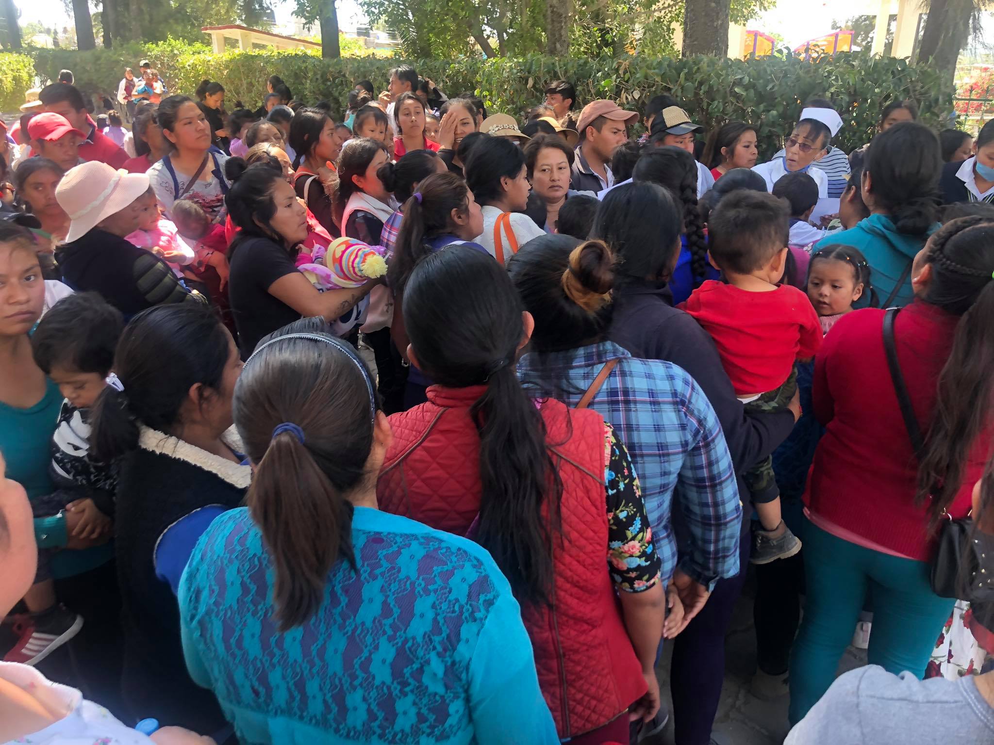 Desabasto de vacunas genera caos en Tecamachalco