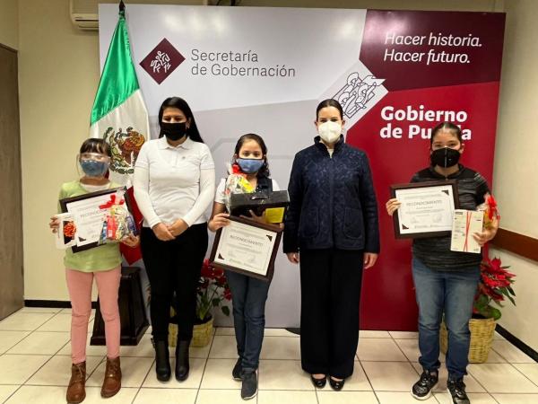 Premia SEGOB a ganadores del concurso La Voz de mi Lápiz