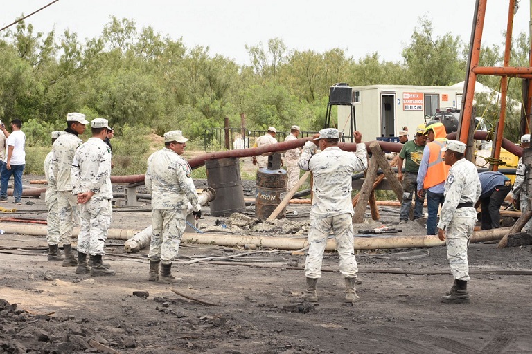 Acude AMLO a Coahuila para evaluar rescate de mineros