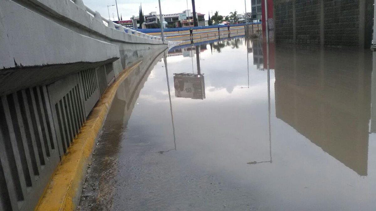 Lluvia inunda y cierra vialidades en Puebla y Cholula