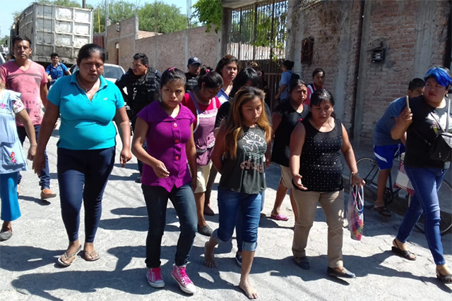 Amarran a embarazada y la exhiben por adeudos a su casera