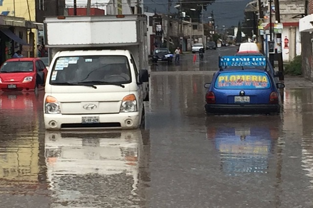 Lluvia inunda y cierra vialidades en Puebla y Cholula