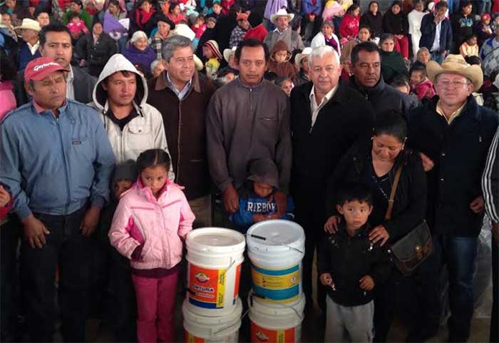 Rehabilitan espacios públicos y entregan cobertores en Zacapoaxtla