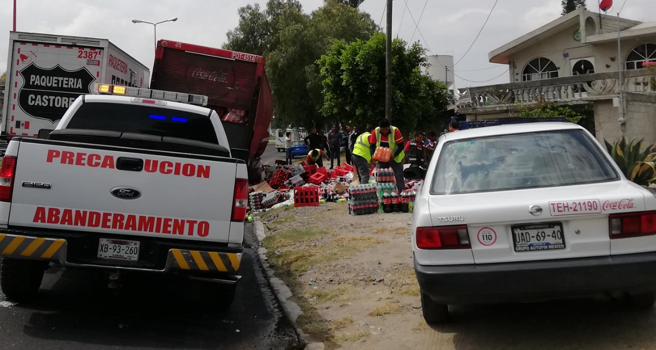 Camión de refrescos tira mercancía y evita robo en Tecamachalco