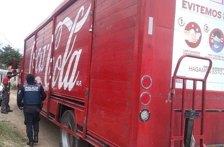 Policías de Tlalancaleca frustran robo a camión de Coca Cola