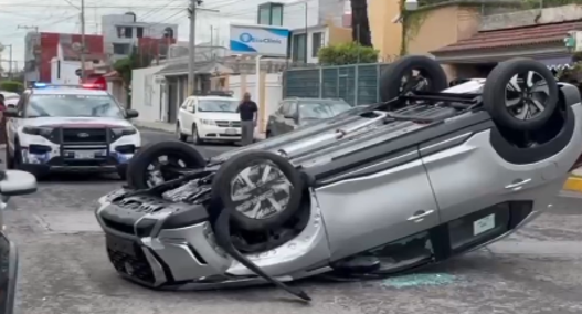 Conductor pierde el control de su vehículo y termina volcado en Puebla ...