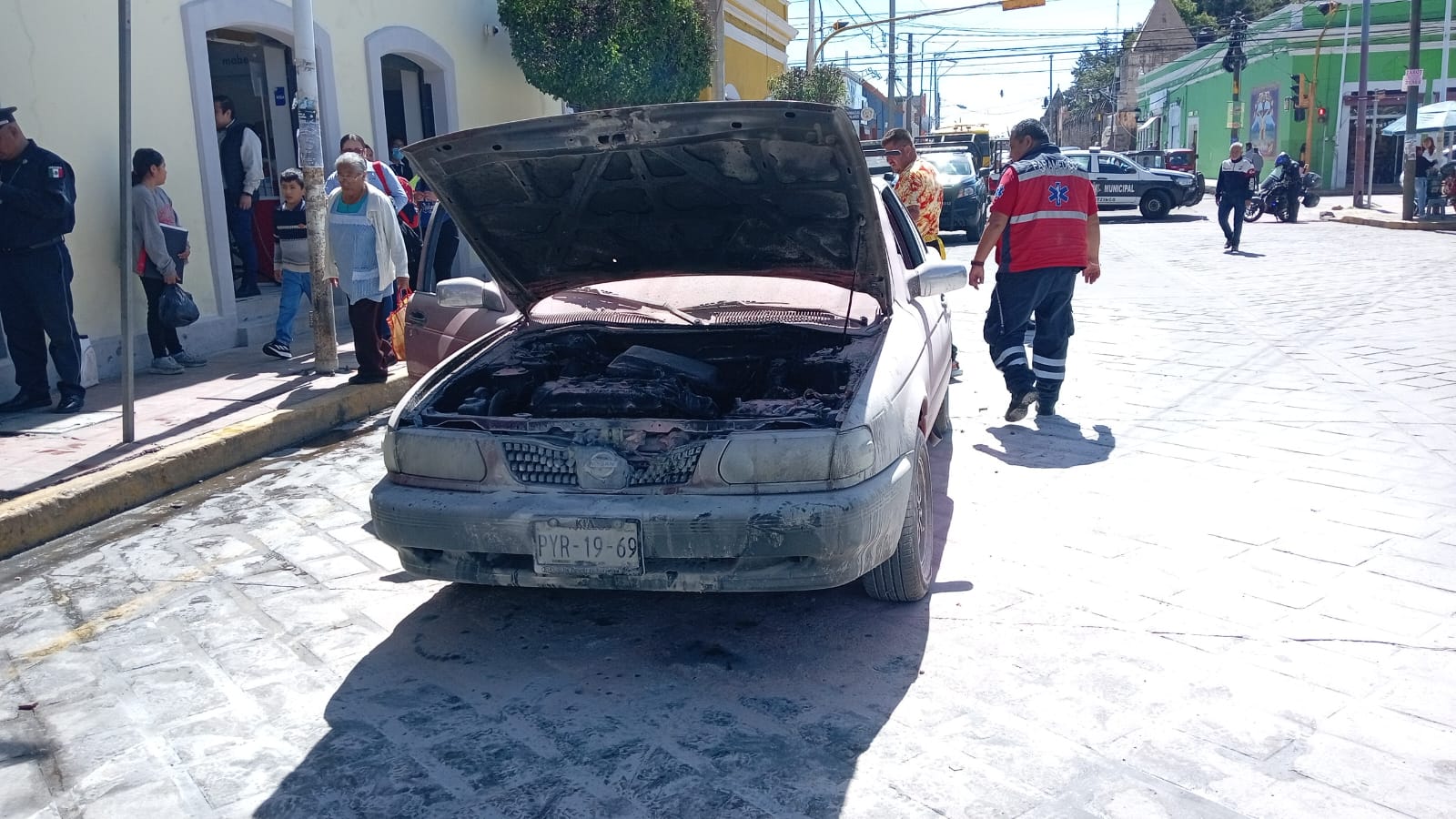 Sofocan incendio de vehículo en calles de Huejotzingo