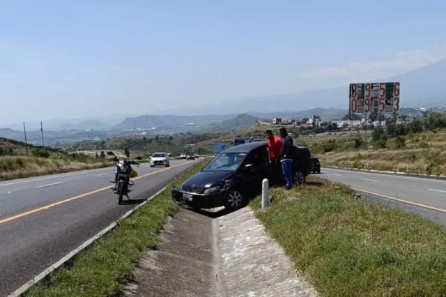 Conductor ebrio queda atravesado en camellón de la vía Atlixcáyotl en Atlixco