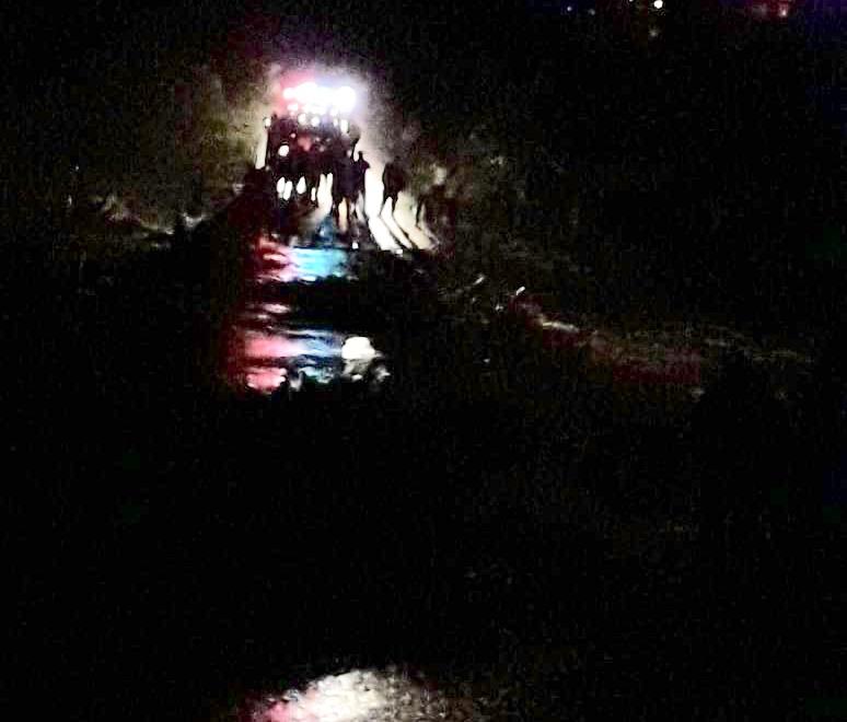 Colapsa puente en Cuautinchan, se salva familia de ser arrastrada