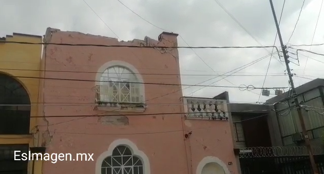 VIDEO Se desploma techo de casona del centro de Puebla