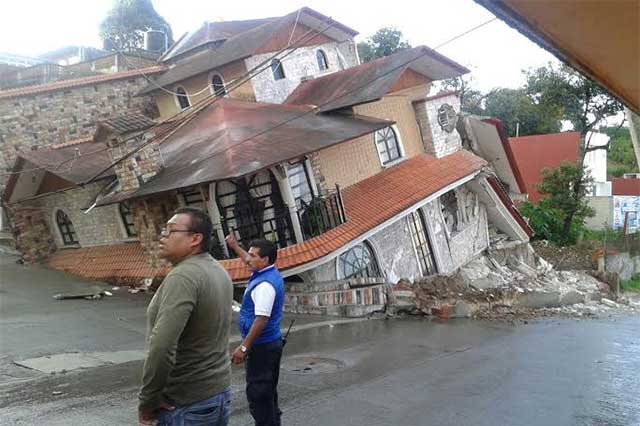 Fractura en drenaje habría colapsado casa en Teziutlán