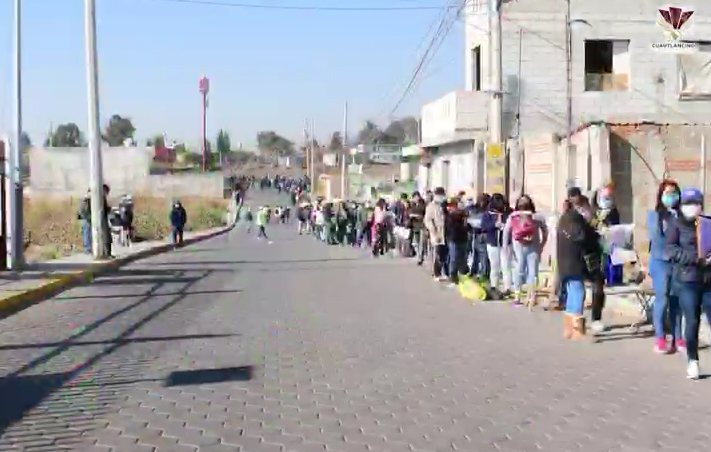 Con desinformación y largas filas entrega fichas para vacuna anticovid en Cholula y Cuautlancingo