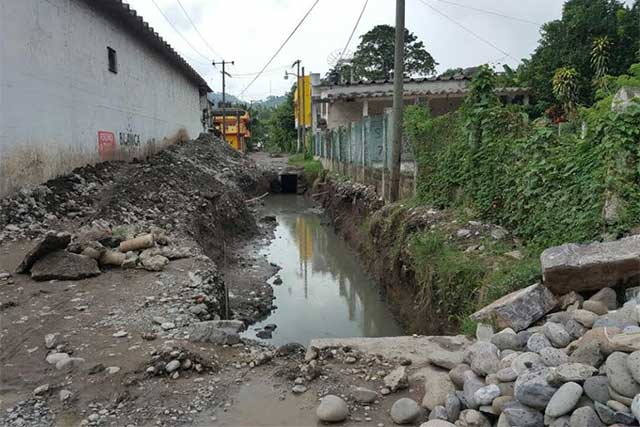 Inaugura edil de Xicotepec obras de colector pluvial en La Ceiba