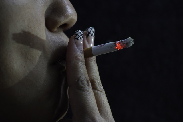 Proponen multa de 25 mil pesos a quien tire colillas de cigarro en la calle