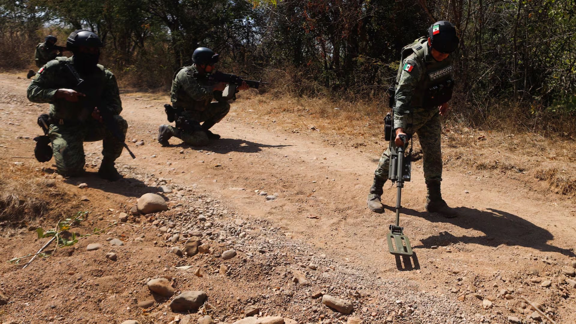 Por instalar minas, en Michoacán detienen a 10 exmilitares colombianos