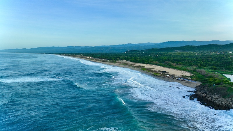 Van contra complejo turístico en Puerto Escondido