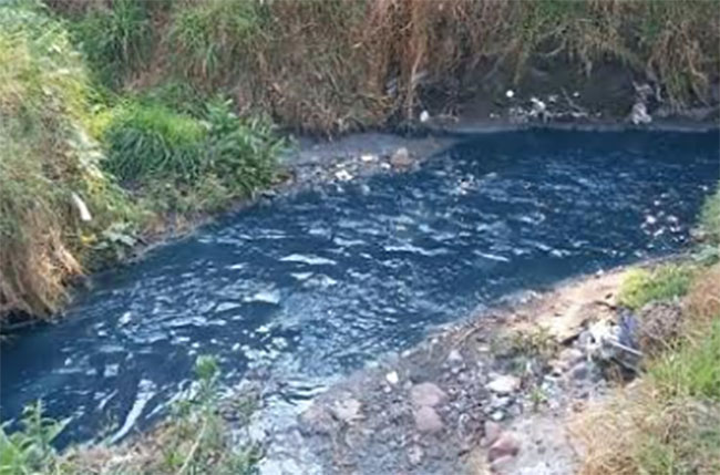 Vecinos en El Verde denuncian que textilera contamina el río Acotzala