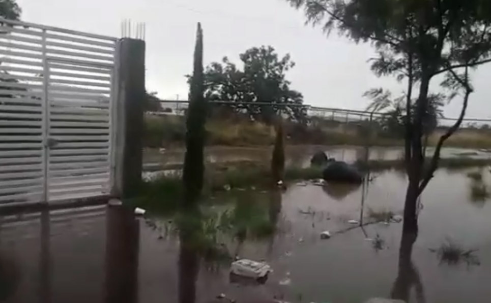Lluvia inunda la telesecundaria Colosio en Atlixco