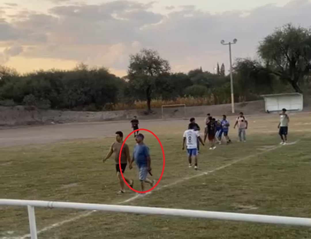 Suspenden a comandante de Tepanco que disparó su arma en partido de fútbol 