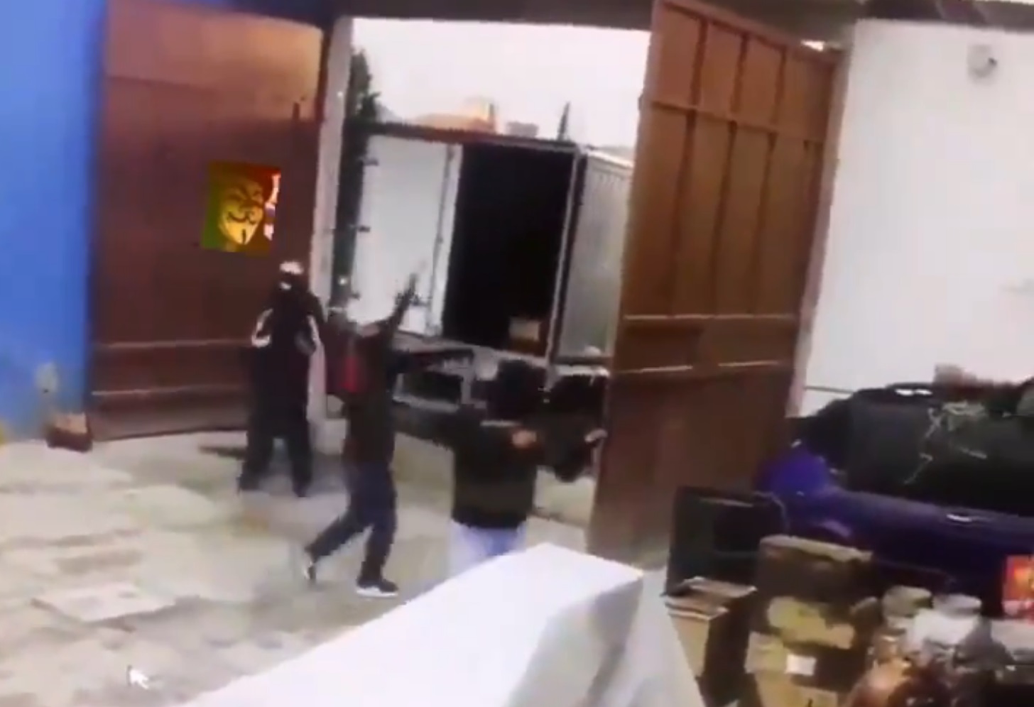 VIDEO Comando armado irrumpe en bodega en Xonacatepec