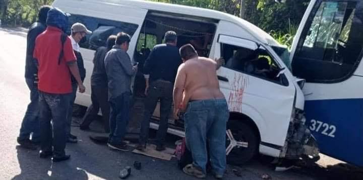 Al menos 18 heridos dejó choque de autobús de pasajeros y combi en Tuzamapan de Galeana