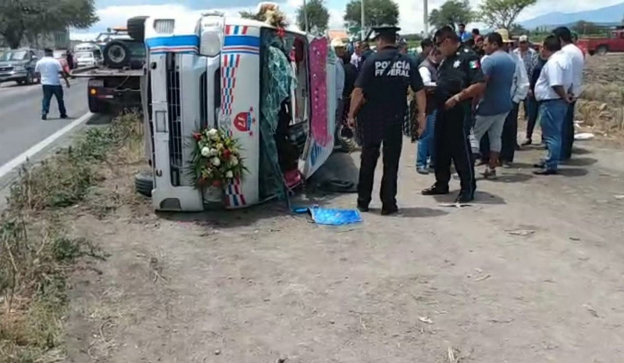 Camión de El Calvario impacta combi; hay 10 lesionados