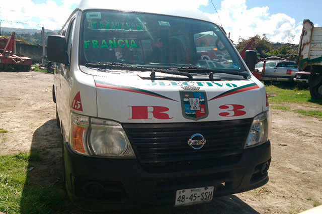 Chocan dos camionetas del transporte público en Teziutlán