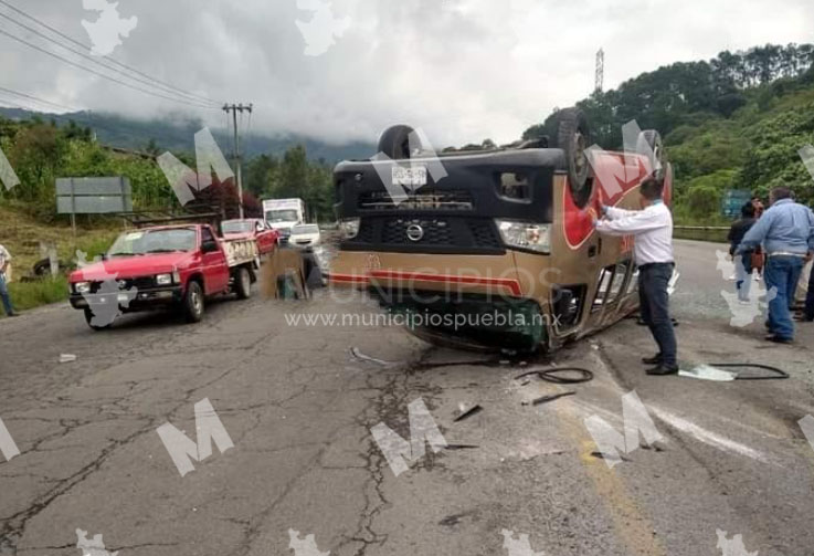 Por exceso de velocidad vuelca combi en Huauchinango; hay 3 heridos