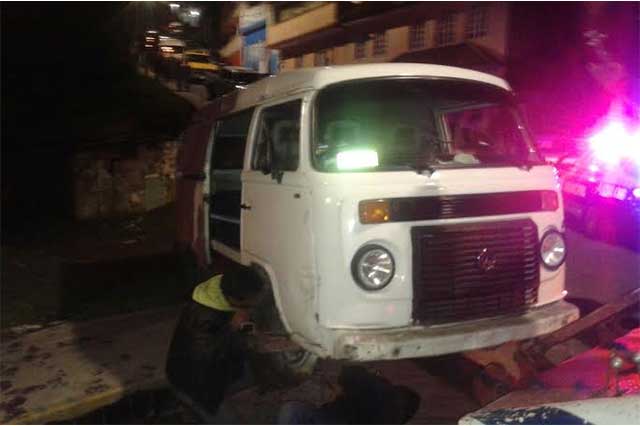 Combi choca contra casa y camioneta en Teziutlán