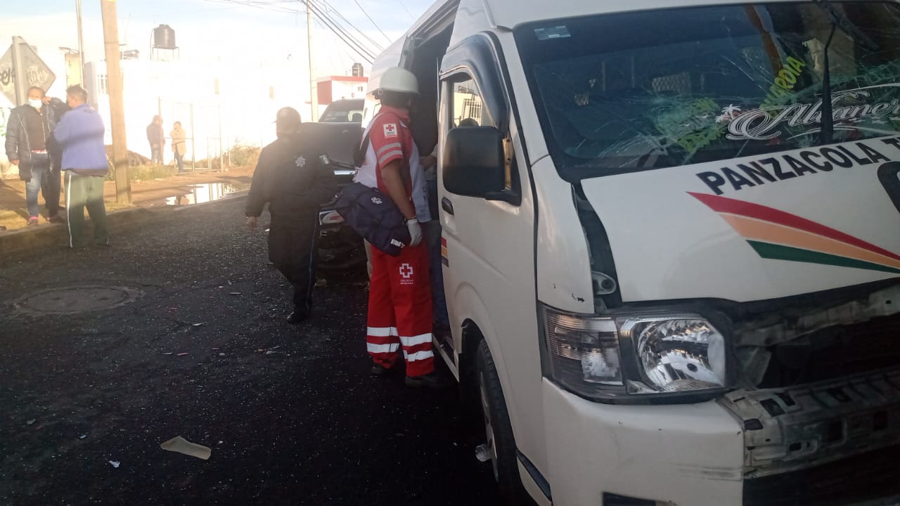 Combi se estampa contra puente en federal Tlaxcala-Puebla