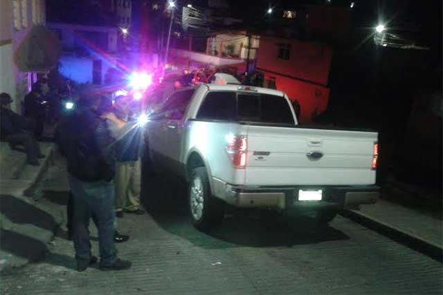 Combi choca contra casa y camioneta en Teziutlán