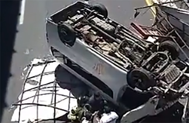 VIDEO Combi cae de puente y deja seis heridos