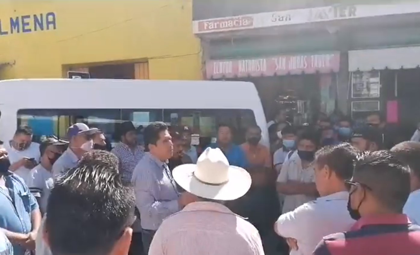 Transportistas reciben con protesta a delegado en Izúcar