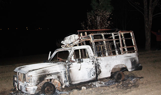 Tlalancaleca se enfrenta a chupaductos y destruye 20 camionetas 