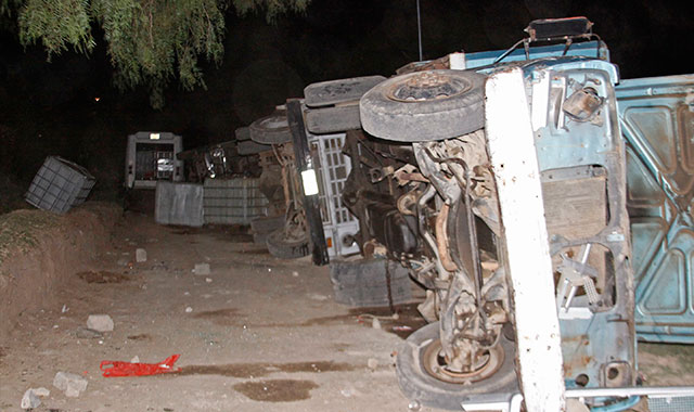 Tlalancaleca se enfrenta a chupaductos y destruye 20 camionetas 