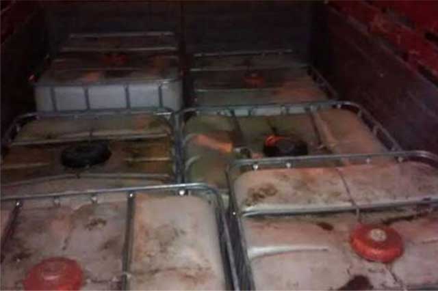 Abandonan ocho camionetas usadas para traslado de combustible ilegal