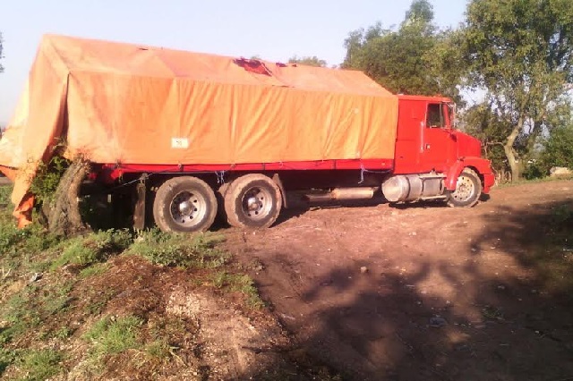 En Tlalancaleca Pemex decomisa pipa con 30 mil litros de combustible robado