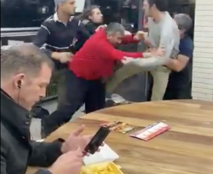 VIDEO Se hace viral por estar comiendo en medio de una pelea
