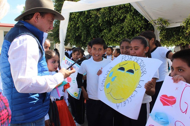 Entrega edil de Tepeaca comedor escolar en primaria 