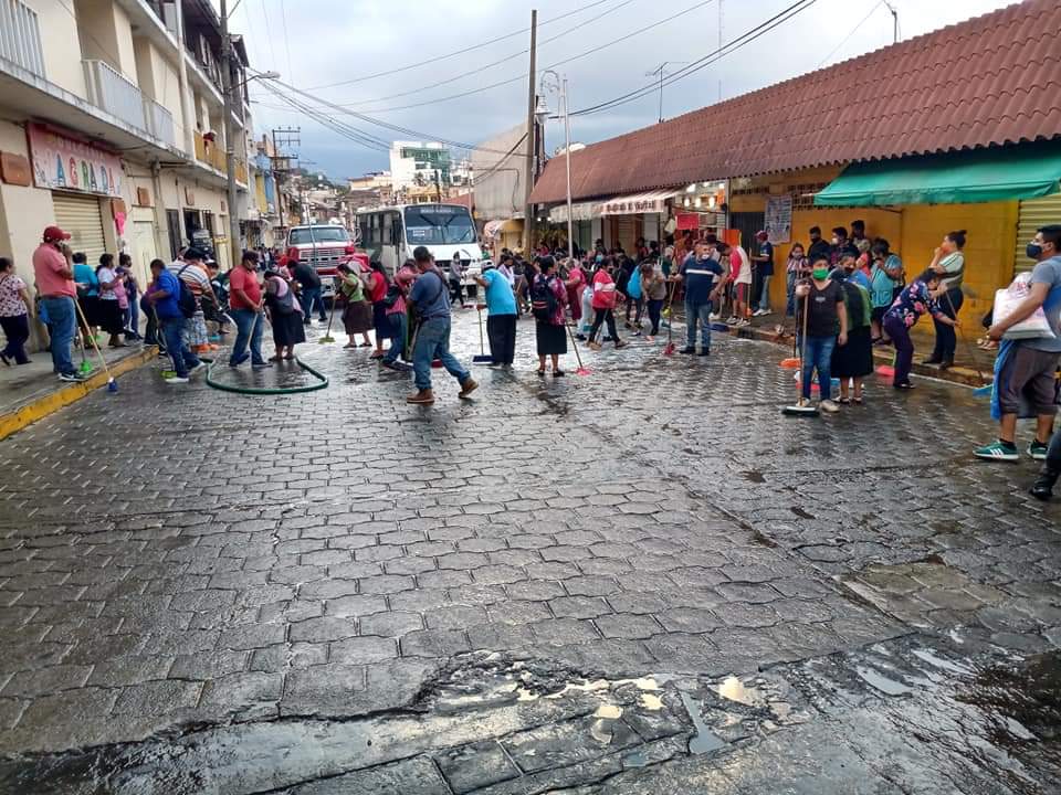 Ambulantes de Huauchinango regresan a las calles pese a contiengenca