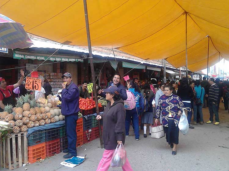 Regidor pide a mercaderes mesura, luego de que tomaran calles en Texmelucan
