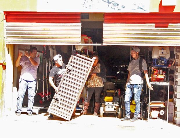 Autoridades poblanas se deslindan de daños a comercios por cierres: Ayala