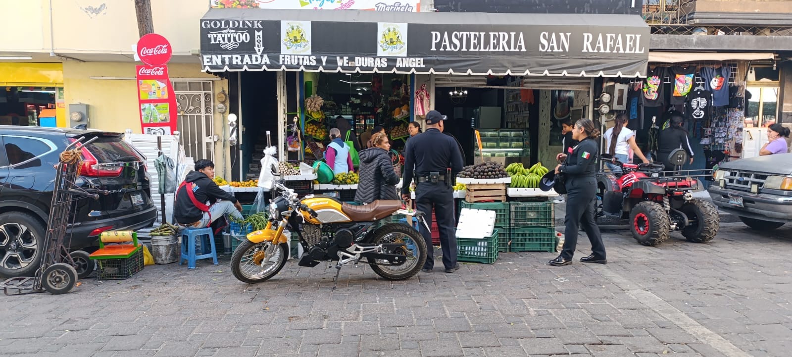 Ordenan retirar accesorios fuera de comercios en Tecamachalco