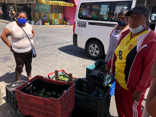 Protagonizan conflicto mujeres comerciantes e inspectores de Atlixco