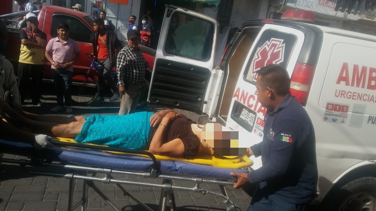 Camioneta atropella a vendedora ambulante en Tecamachalco