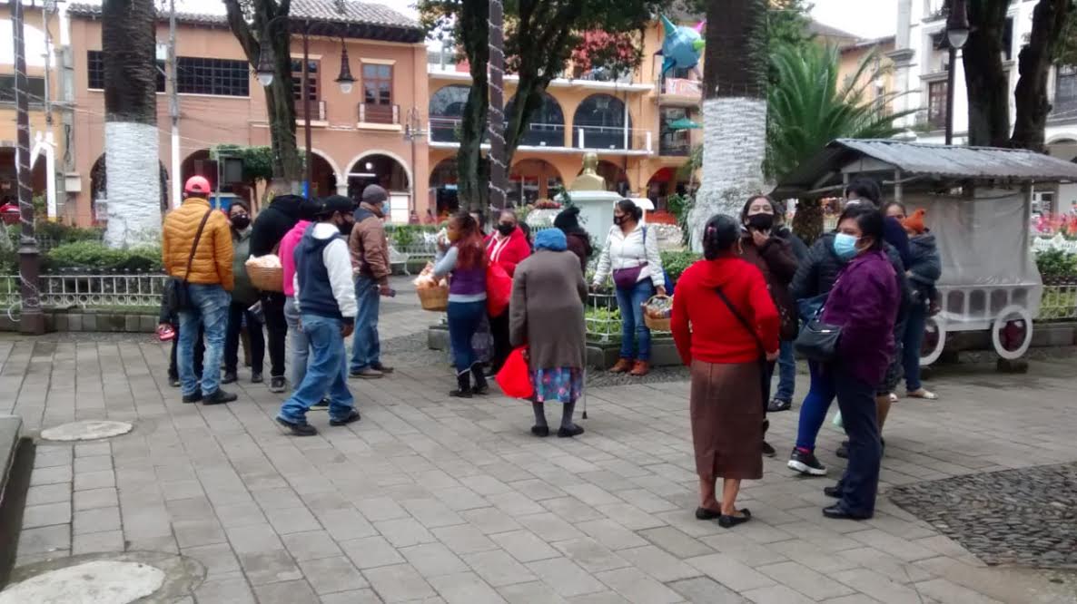 Cede ayuntamiento de Huauchinango a instalación de informales