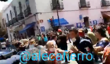 Ambulantes lanzan ladrillos a policías municipales de Puebla